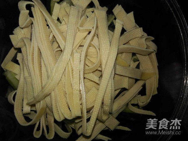 凉拌豆皮的做法-麻辣味煮菜谱