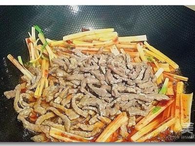 芹菜炒牛肉的做法-家常味炒菜谱