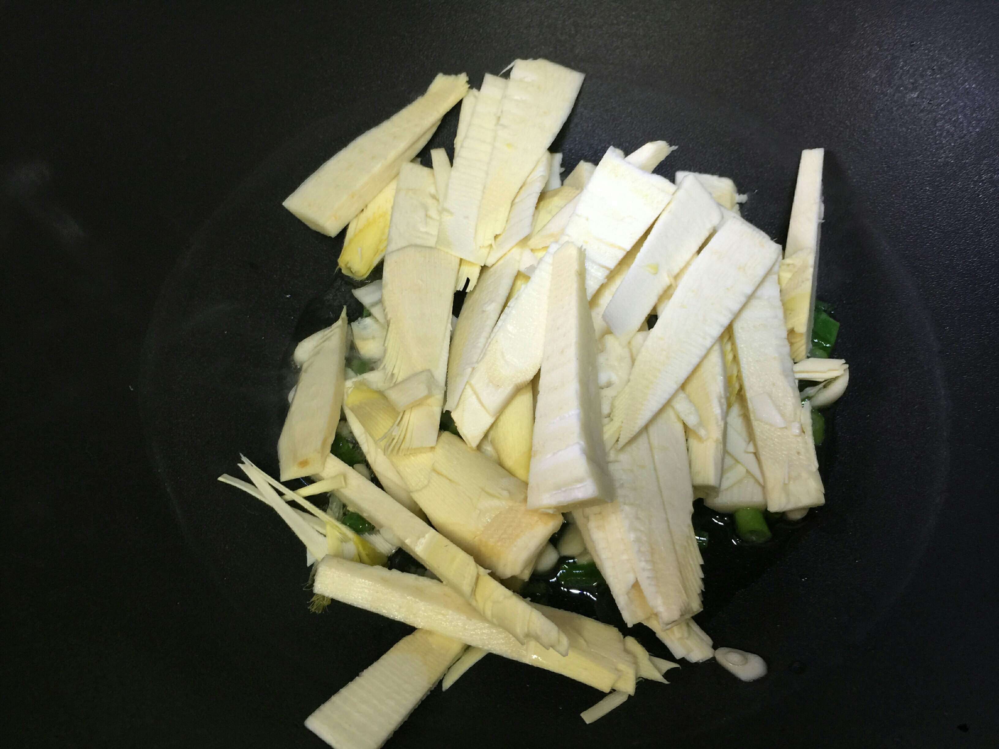 油焖笋的做法-家常味炒菜谱