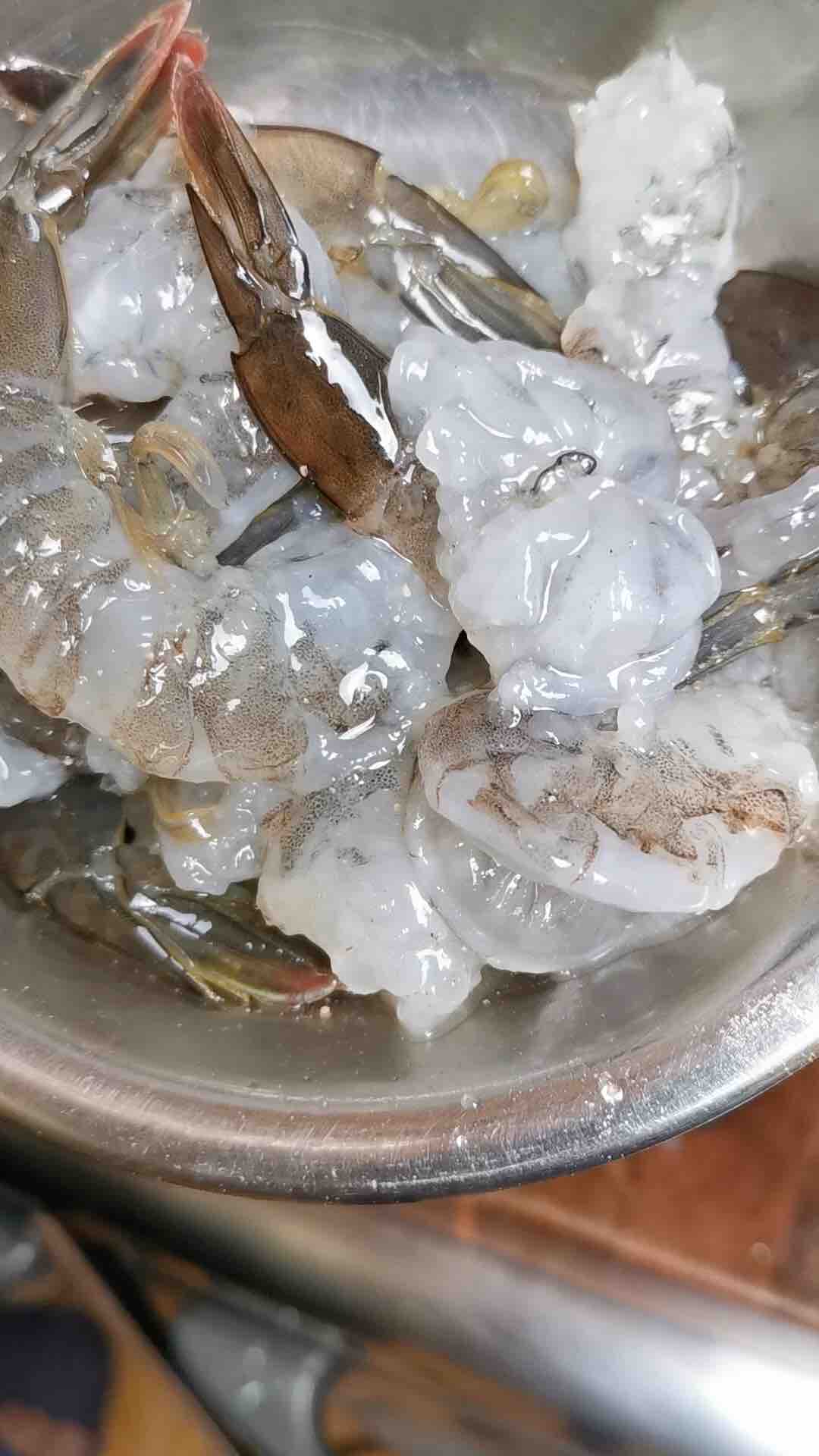 土豆丝成就了“金丝凤尾虾”的做法-咸鲜味炸菜谱