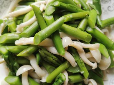 白玉菇炒芦笋的做法-咸鲜味炒菜谱
