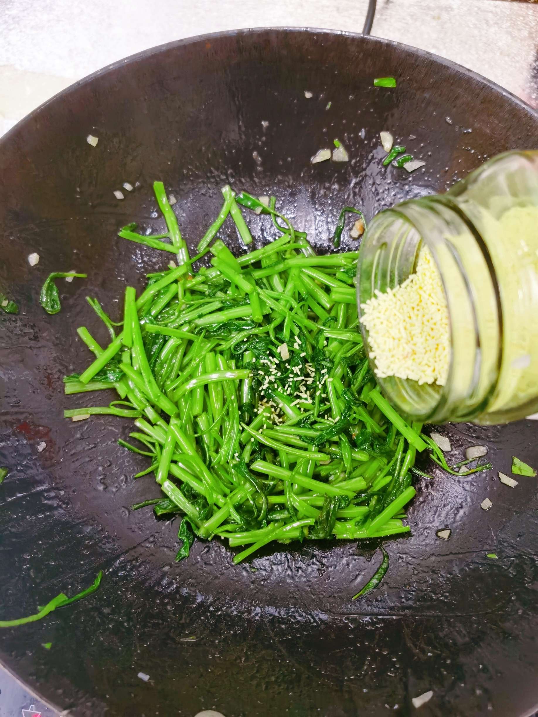 爆炒空心菜的做法-咸鲜味炒菜谱