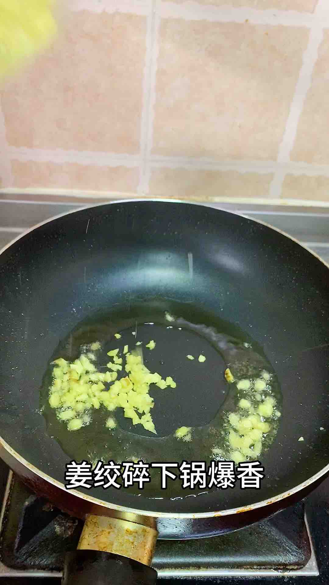 双酱烧鲫鱼的做法-家常味烧菜谱