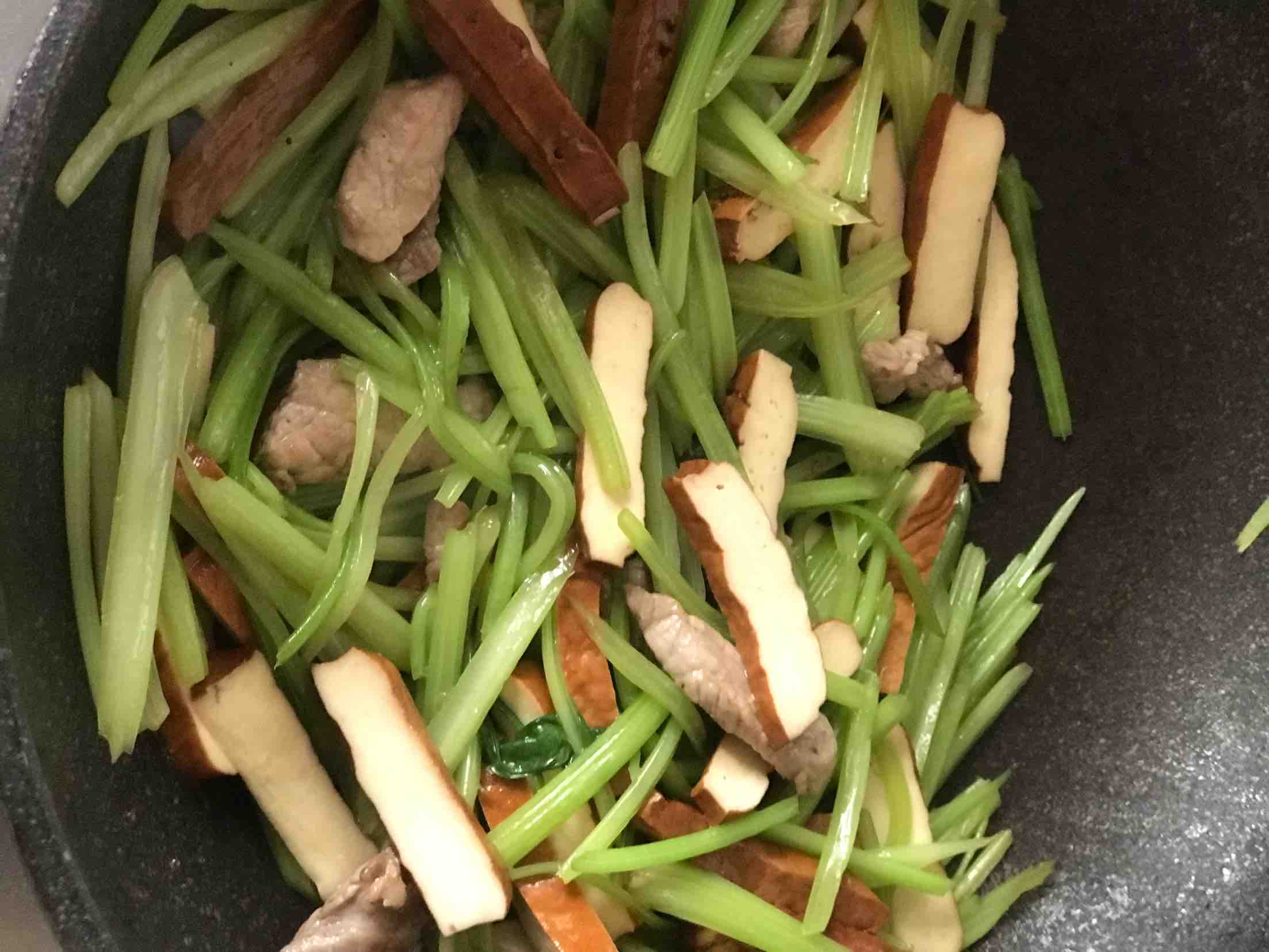 山芹烧猪肉香干的做法-咸鲜味烧菜谱