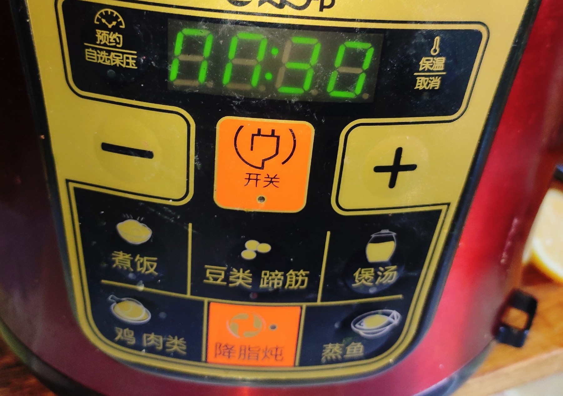 红烧肉炖海带的做法-咸鲜味炖菜谱