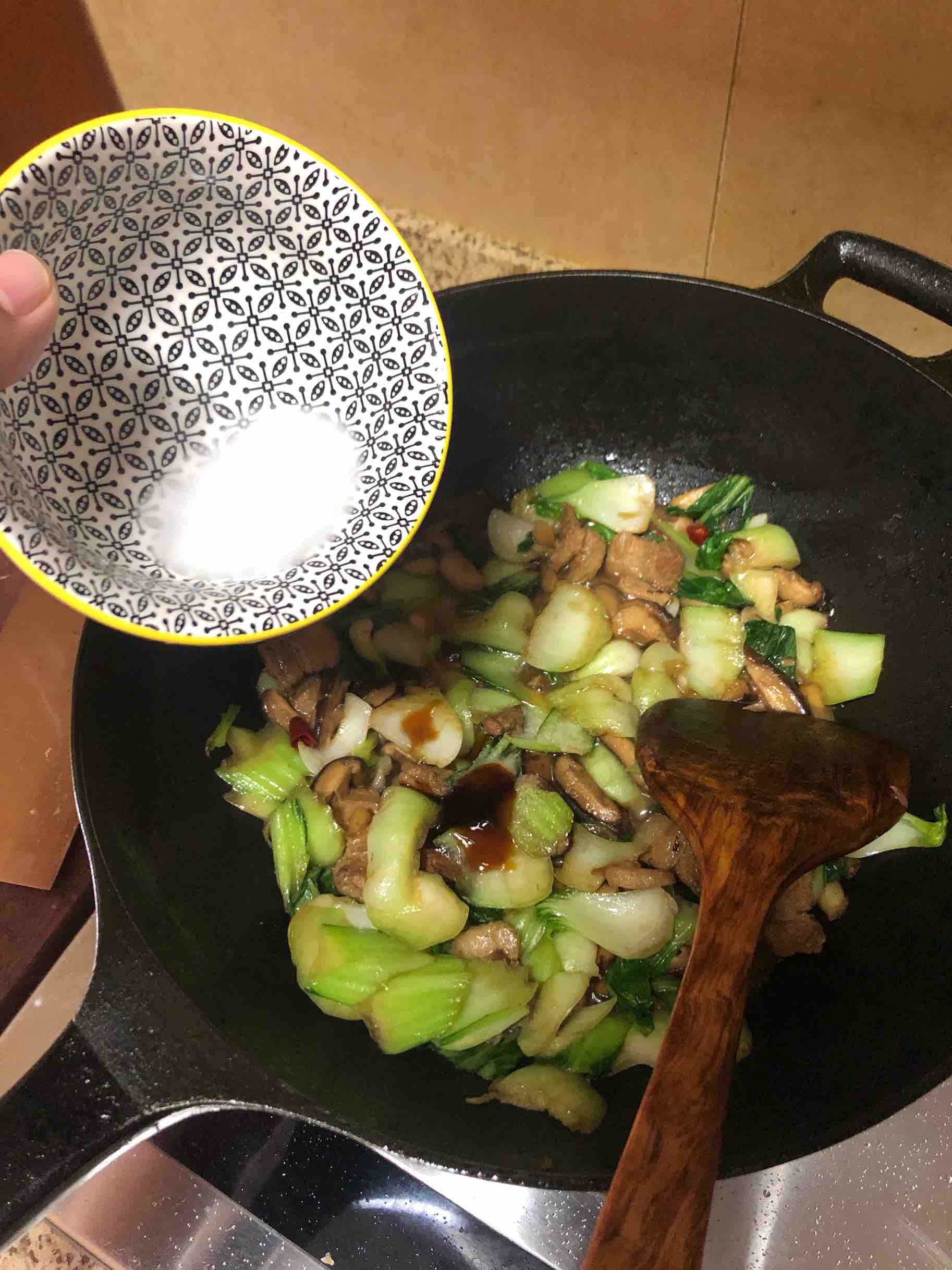 香菇油菜炒五花肉的做法-咸鲜味炒菜谱