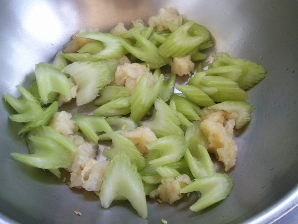 鱼鳔炒西芹的做法-咸鲜味炒菜谱