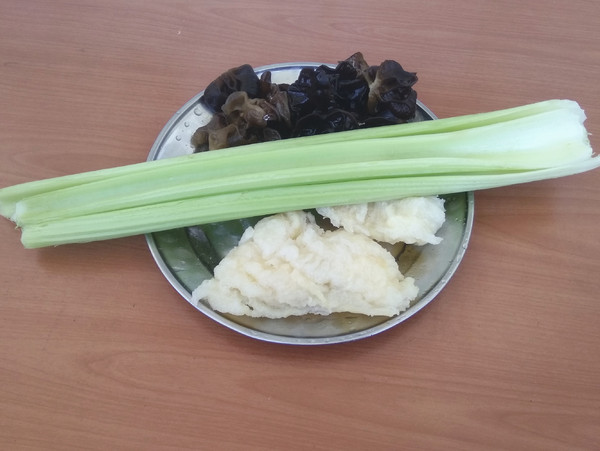 鱼鳔炒西芹的做法-咸鲜味炒菜谱