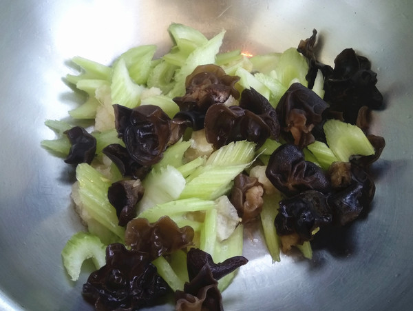 鱼鳔炒西芹的做法-咸鲜味炒菜谱