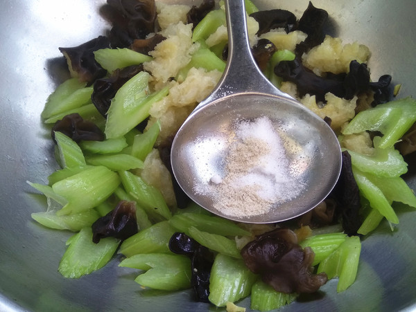 鱼鳔炒西芹的做法-咸鲜味炒菜谱