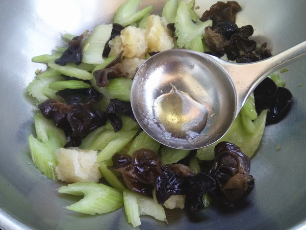 鱼鳔炒西芹的做法-咸鲜味炒菜谱