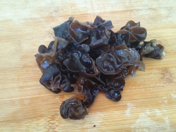 鱼鳔炒西芹的做法-咸鲜味炒菜谱