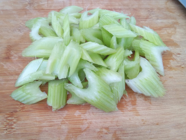 鱼鳔炒西芹的做法-咸鲜味炒菜谱