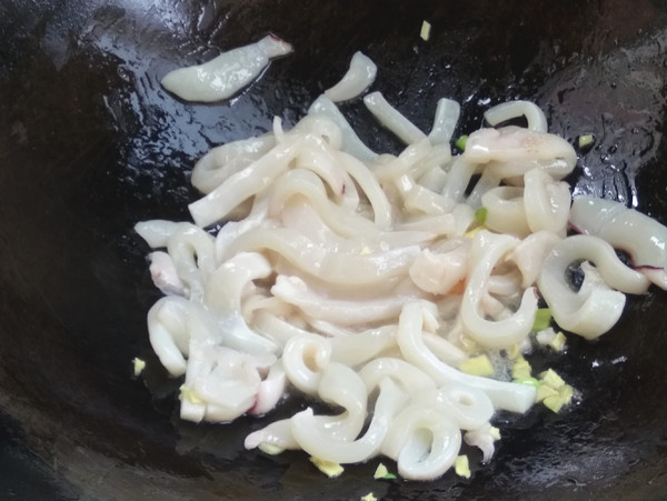 鱿鱼炒辣椒的做法-咸鲜味炒菜谱