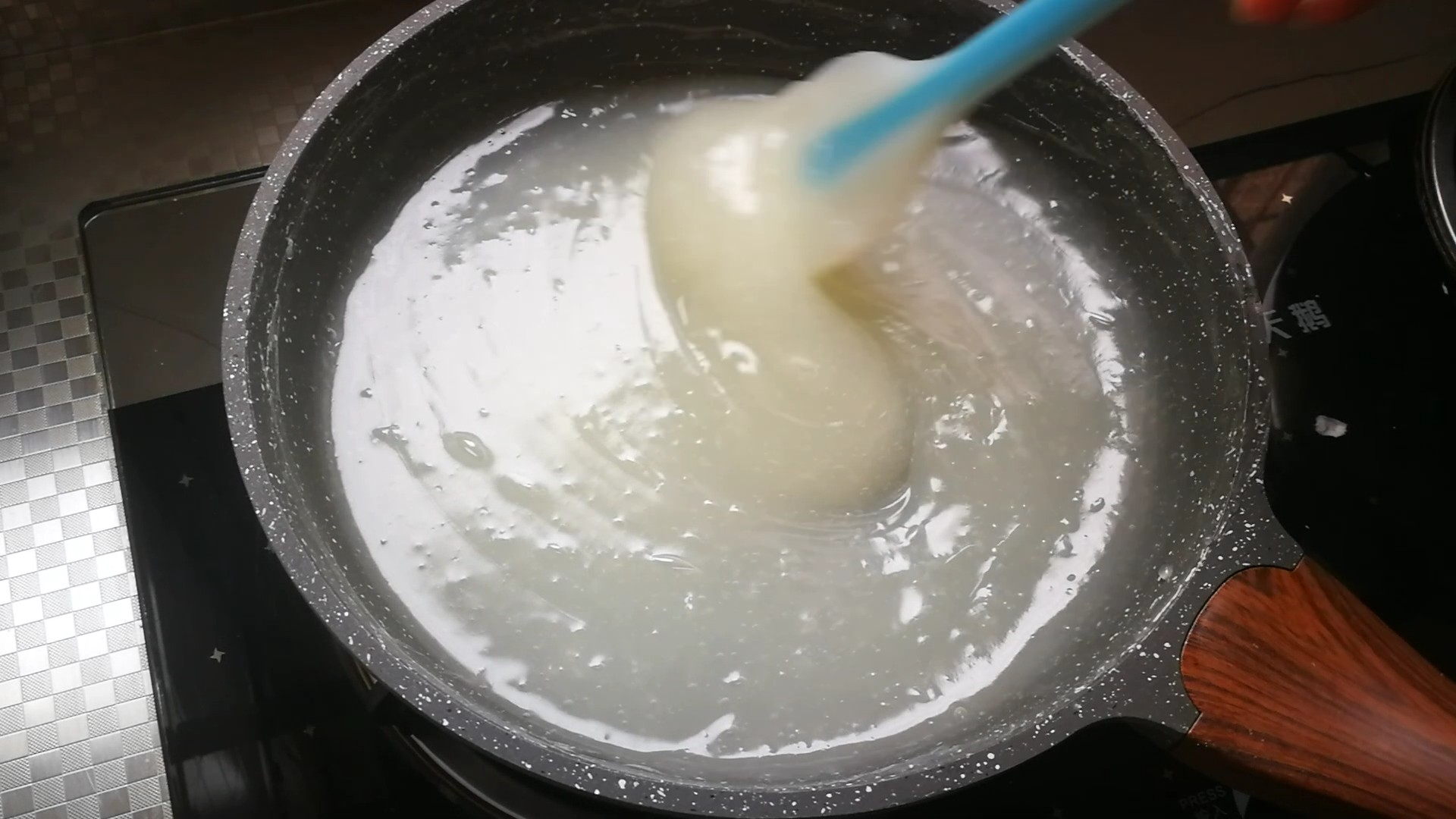 手工凉粉的做法-家常味拌菜谱