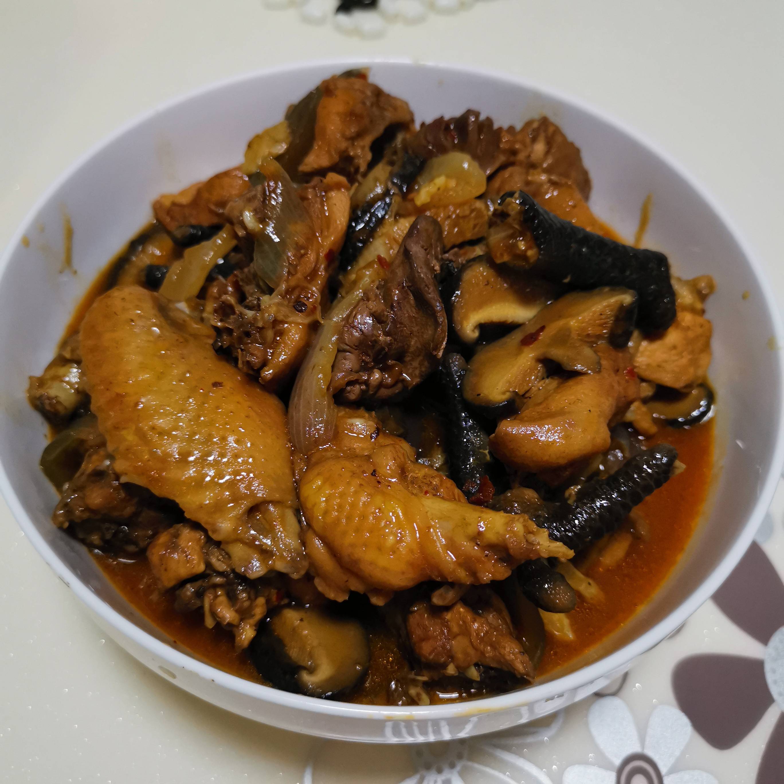 洋葱冬菇焖鸡的做法-咸鲜味焖菜谱-易网健康养生网 洋葱冬菇焖鸡的做法-咸鲜味焖菜谱