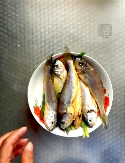 面拖小黄鱼的做法-咸鲜味炸菜谱-易网<a href=http://www.bryss.cn/ target=_blank class=infotextkey>健康养生</a>网 面拖小黄鱼的做法-咸鲜味炸菜谱