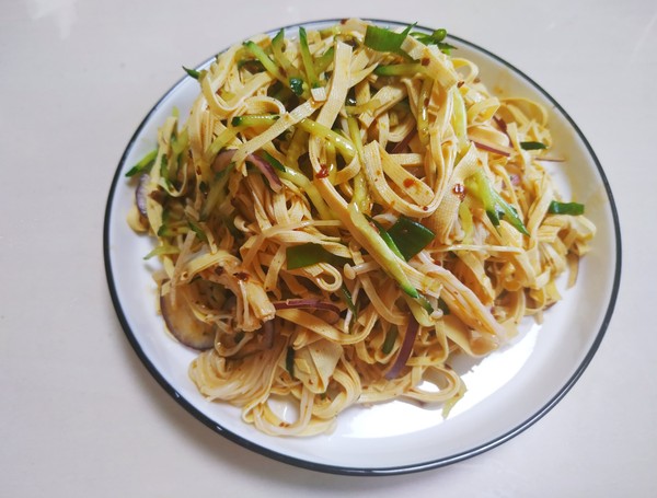 黄瓜豆皮凉拌菜的做法-家常味拌菜谱-易网健康养生网 黄瓜豆皮凉拌菜的做法-家常味拌菜谱