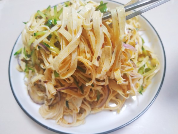 黄瓜豆皮凉拌菜的做法-家常味拌菜谱-易网健康养生网 黄瓜豆皮凉拌菜的做法-家常味拌菜谱