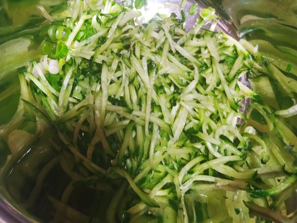黄瓜豆皮凉拌菜的做法-家常味拌菜谱