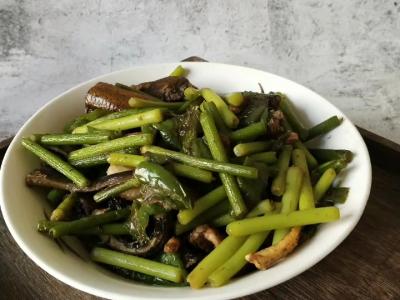 蒜薹烧鳝鱼的做法-家常味烧菜谱