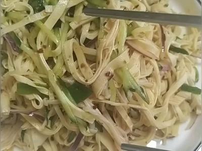 黄瓜豆皮凉拌菜的做法-家常味拌菜谱