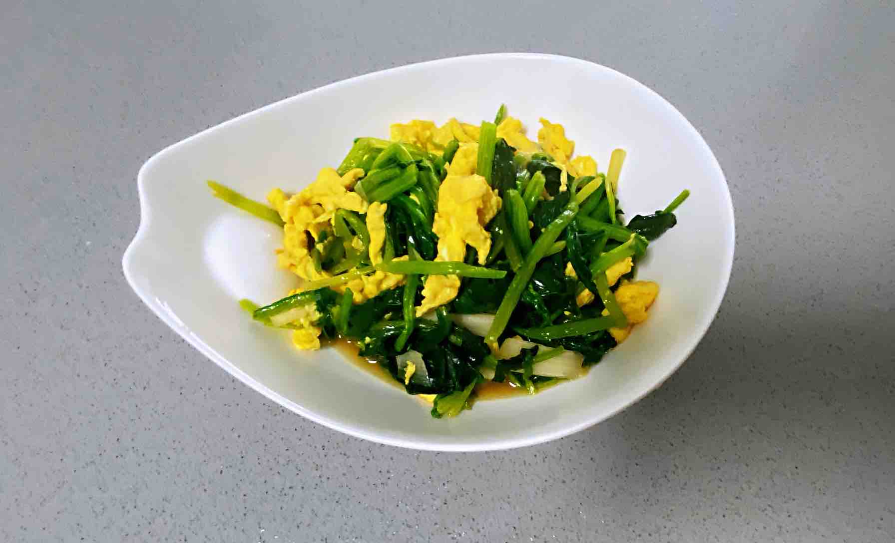 菠菜炒鸡蛋，多做这一步，鸡蛋营养滑嫩，菠菜翠绿不涩口的做法-咸鲜味炒菜谱