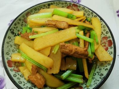 土豆炒芹菜的作法-家常味炒菜谱