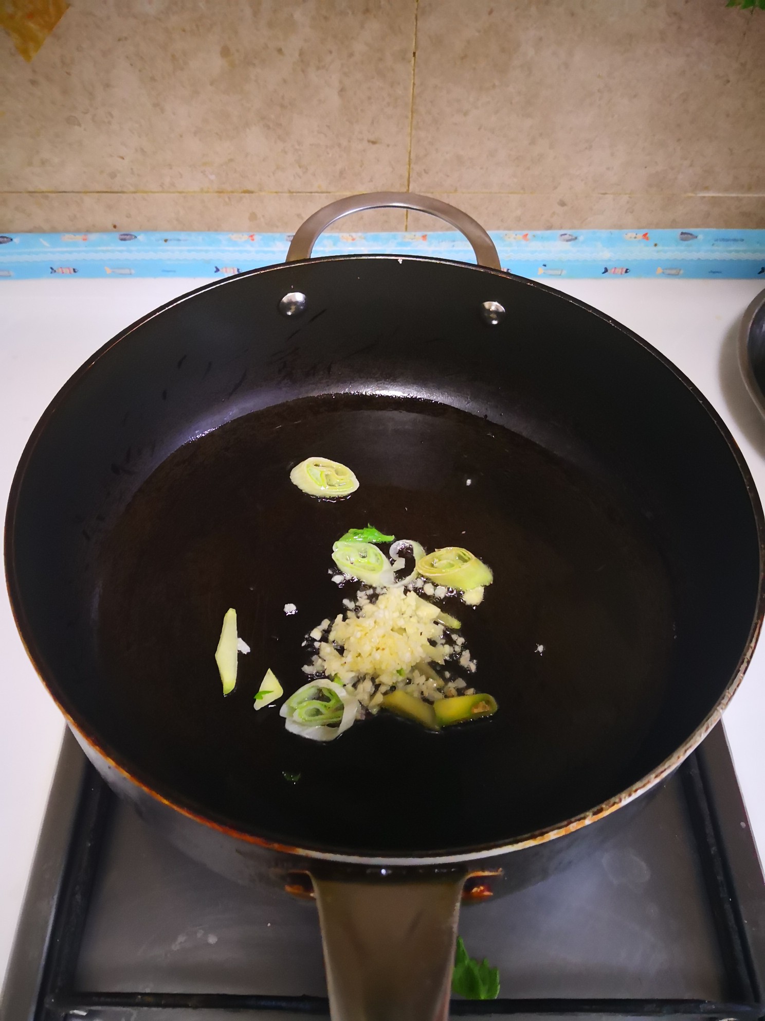 木耳炒芹菜的做法-家常味炒菜谱