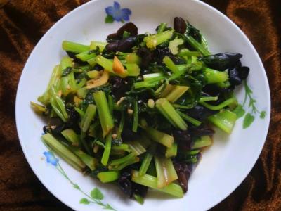 木耳炒芹菜的做法-家常味炒菜谱