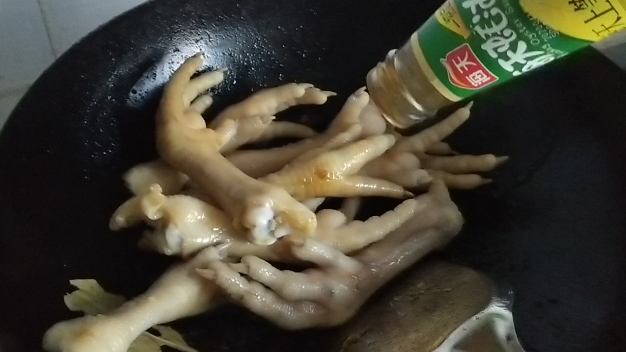 红烧鸡爪的做法-咸鲜味炖菜谱