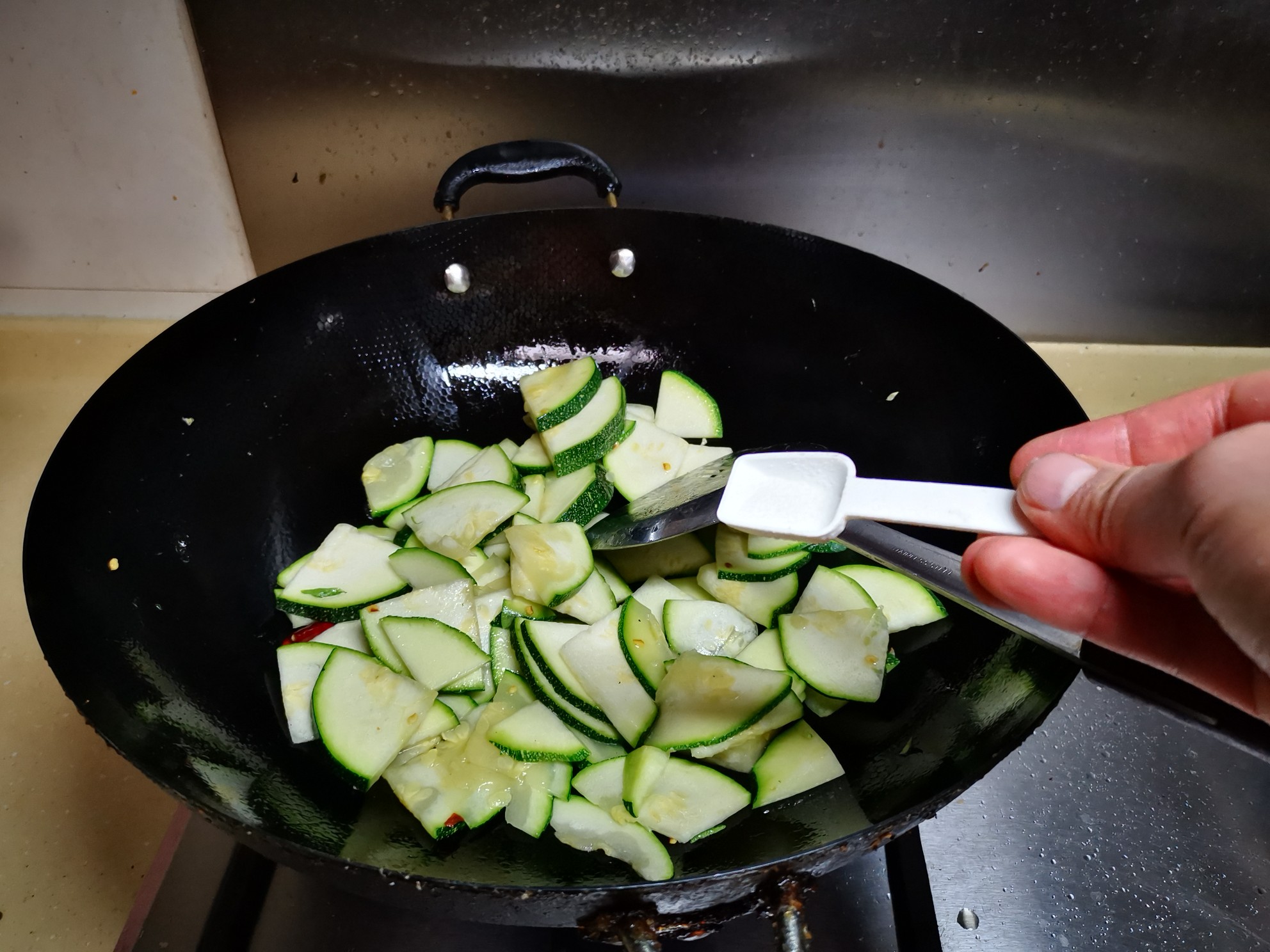 醋溜嫩南瓜的做法-家常味炒菜谱