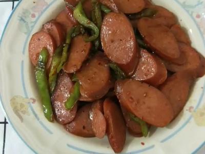 青椒蒜味肠的作法-家常味炒菜谱