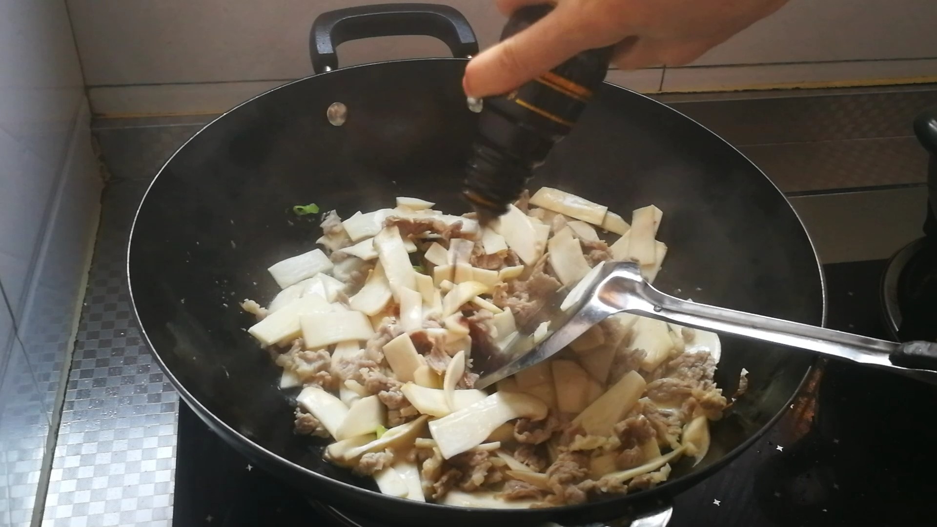 黑椒牛肉炒杏鲍菇的做法-黑椒味炒菜谱