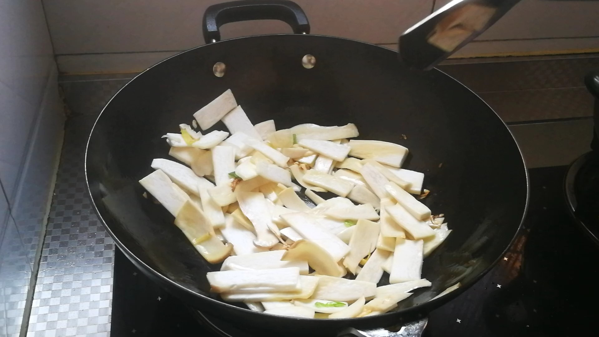 黑椒牛肉炒杏鲍菇的做法-黑椒味炒菜谱