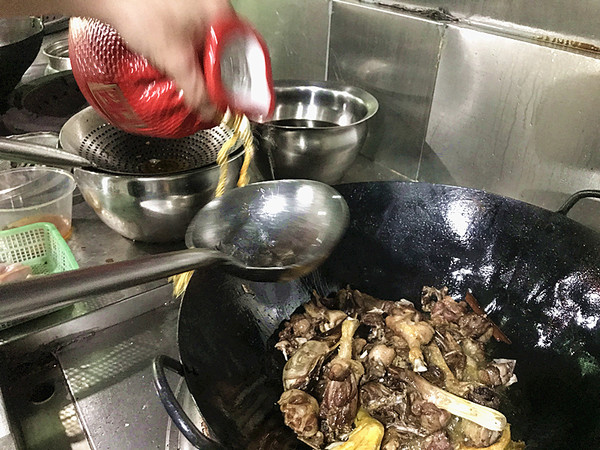 湘西特色菜——血粑鸭的做法-香辣味烧菜谱