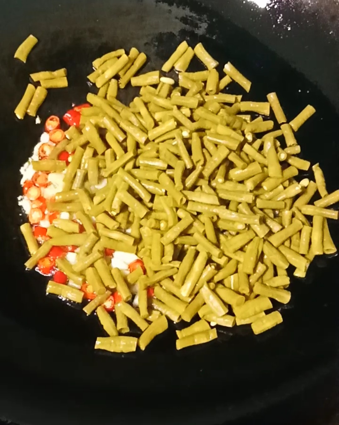 蒜香酸豆角的做法-酸辣味炒菜谱