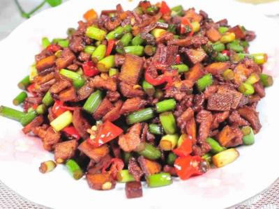 蒜薹肉丁炒豆干的做法-家常味炒菜谱