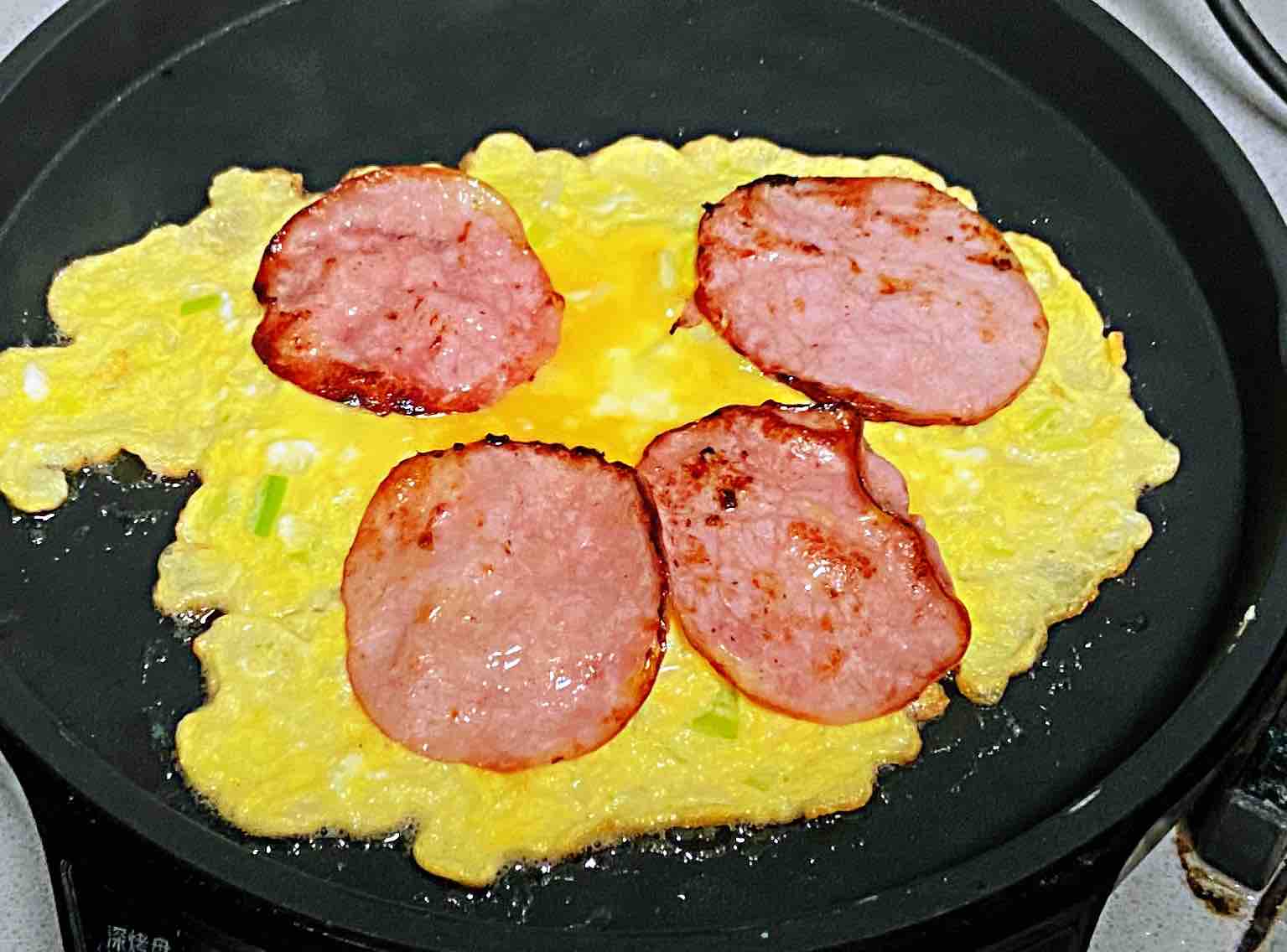 【孕妇食谱】火腿芝士蛋卷，色泽金黄，营养丰富～的做法-葱香味煎菜谱