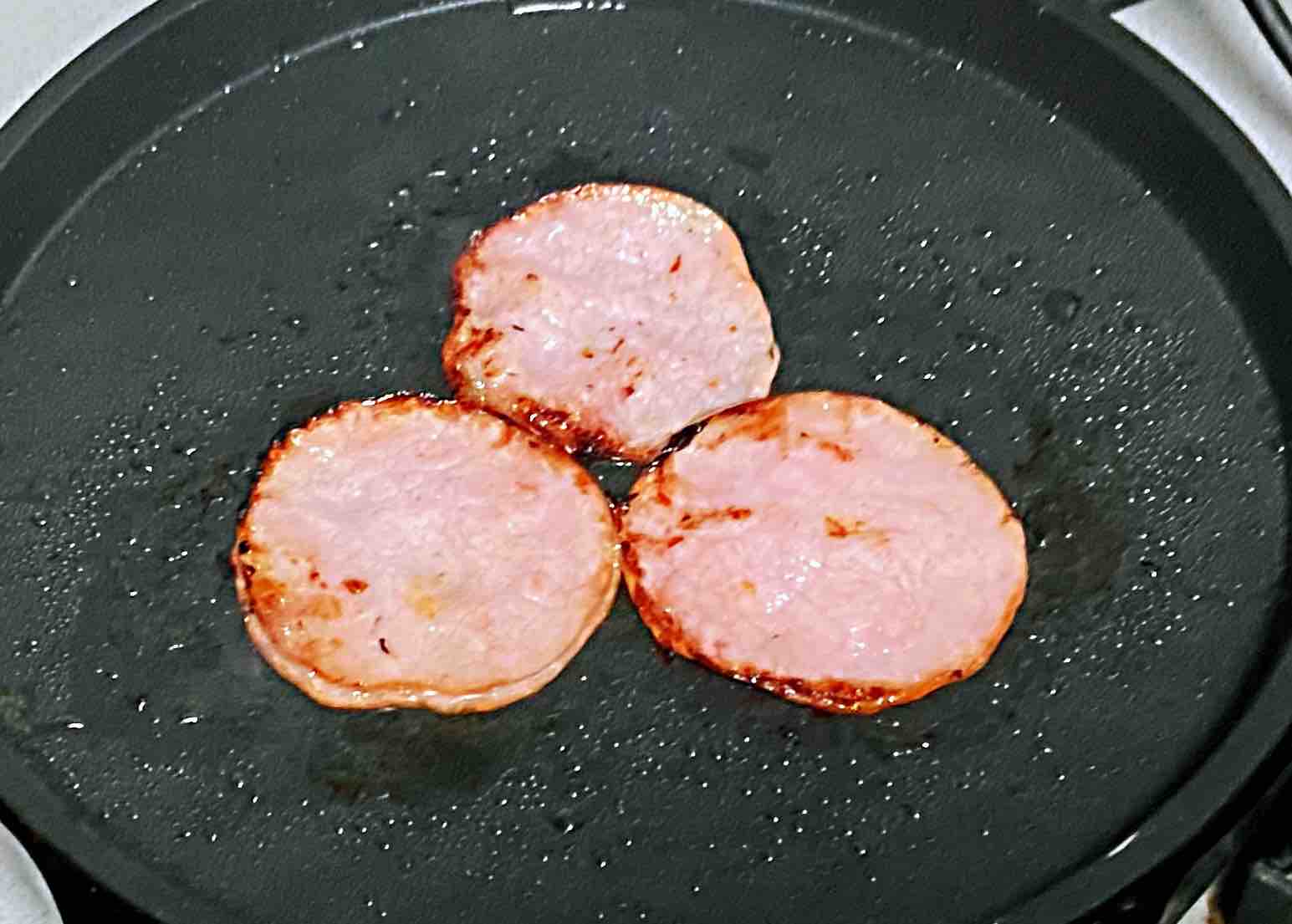 【孕妇食谱】火腿芝士蛋卷，色泽金黄，营养丰富～的做法-葱香味煎菜谱