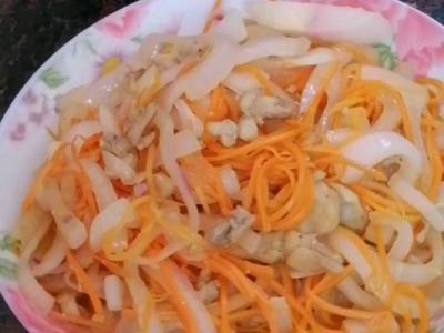 洋葱胡萝卜炒鸡腿肉的作法-家常味炒菜谱