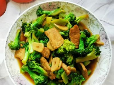 肉片炒西兰花的作法-家常味炒菜谱