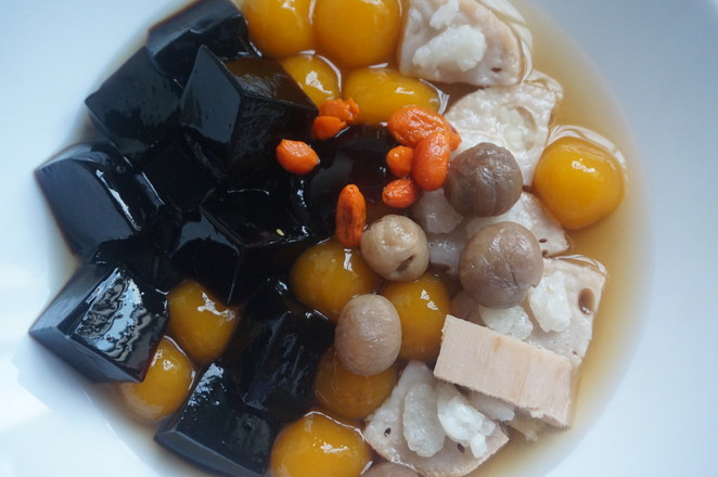 咬着吃的茶饮-桂圆藕芋凉粉的做法-甜味煮菜谱