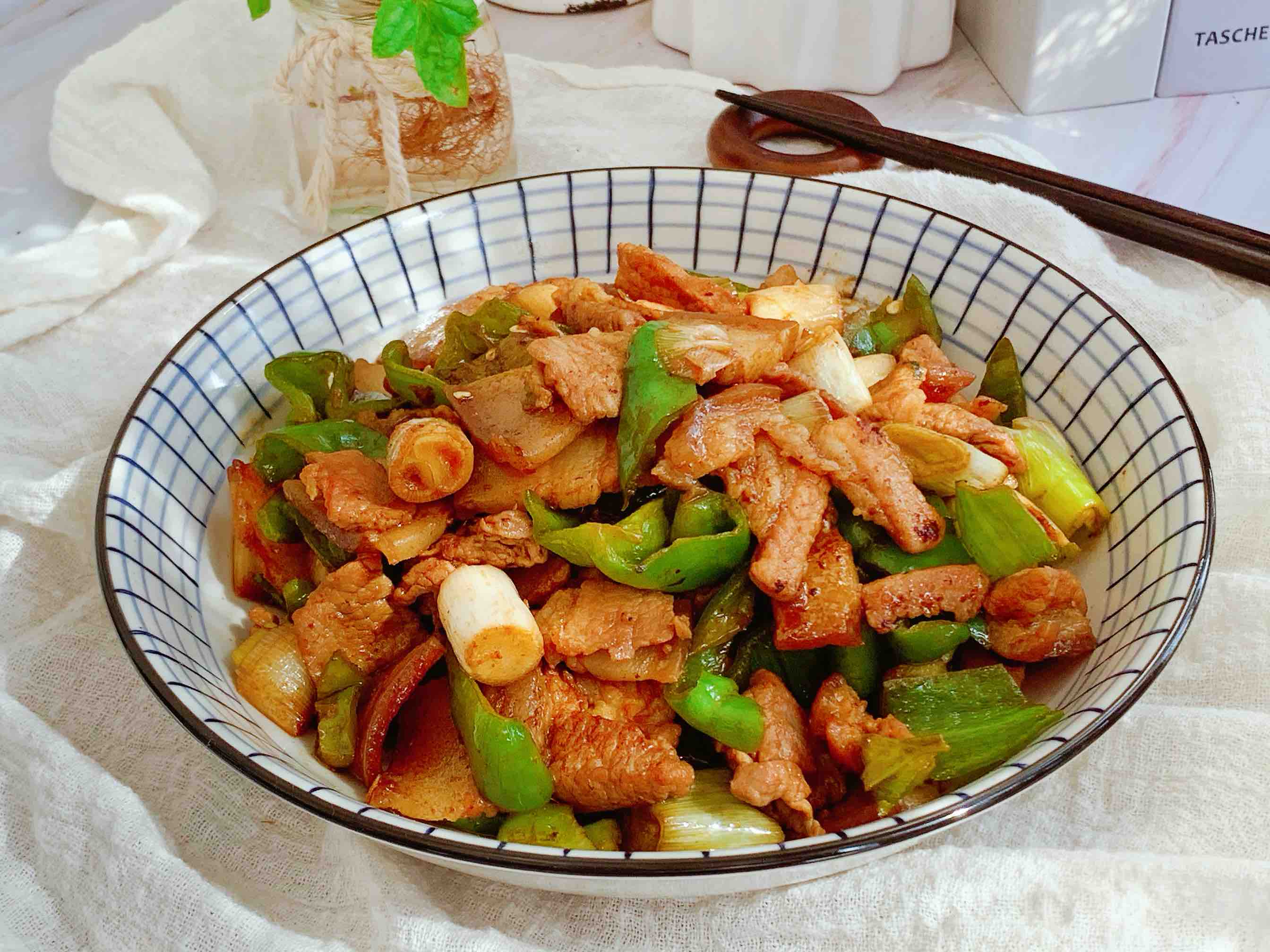 超下饭的家常版辣椒炒肉的做法-香辣味炒菜谱-易网健康养生网 超下饭的家常版辣椒炒肉的做法-香辣味炒菜谱