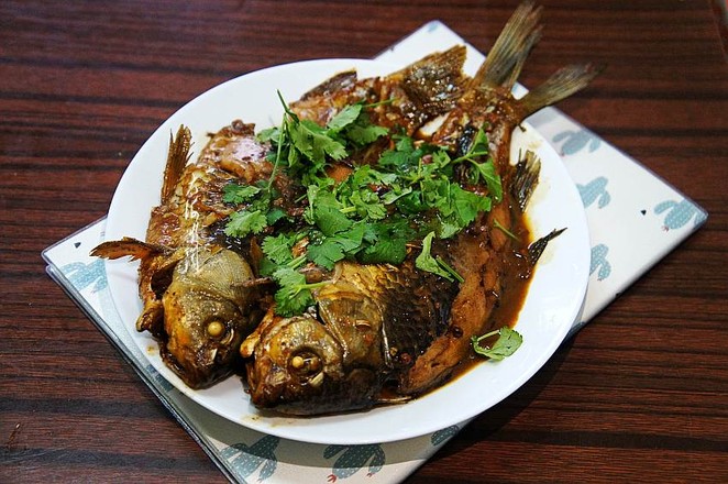 酱炖鲫鱼的做法-香辣味炖菜谱