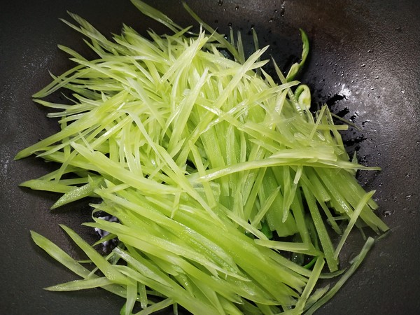 爆炒莴苣丝的做法-家常味炒菜谱