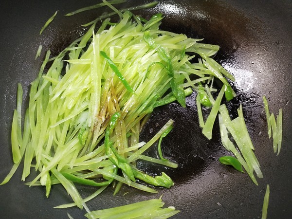 爆炒莴苣丝的做法-家常味炒菜谱