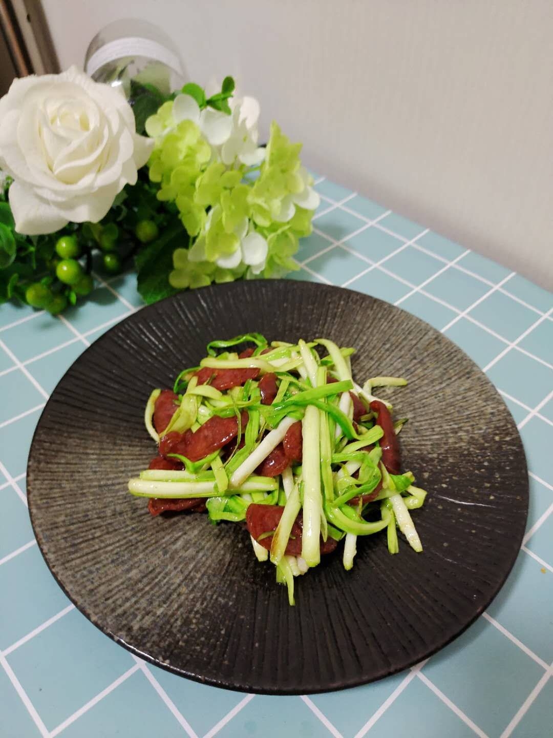 五分钟快手早餐菜-腊肠蒜苗的做法-咸鲜味炒菜谱-易网健康养生网 五分钟快手早餐菜-腊肠蒜苗的做法-咸鲜味炒菜谱