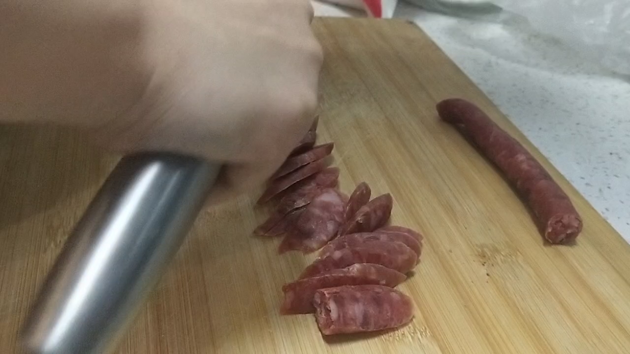 五分钟快手早餐菜-腊肠蒜苗的做法-咸鲜味炒菜谱