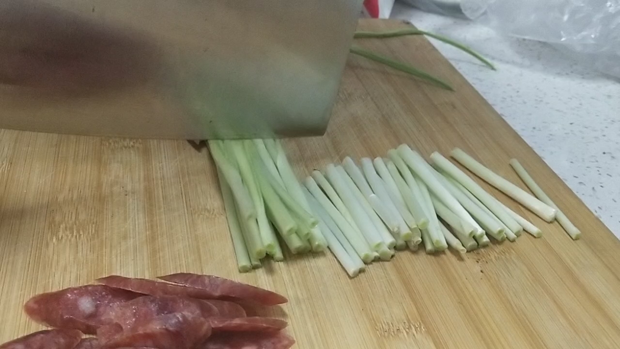 五分钟快手早餐菜-腊肠蒜苗的做法-咸鲜味炒菜谱